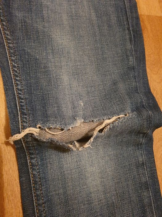 Spodnie jeansowe , z dziurą na kolanie , roz 40