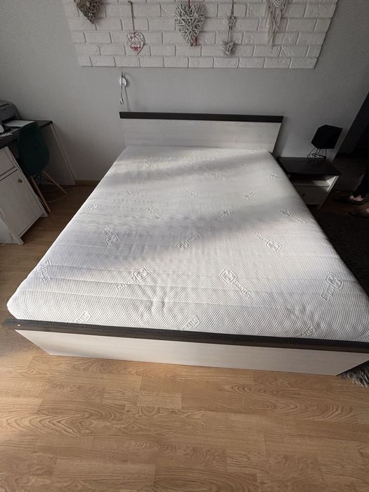 Lozko160x200 z materacem oraz stolikiem nocnym