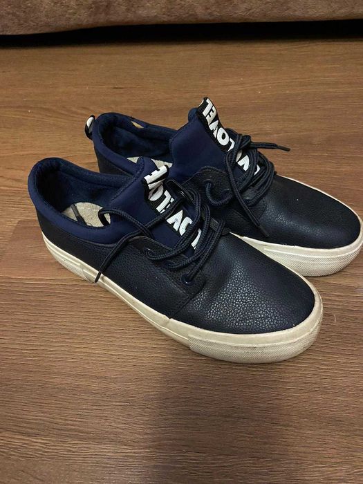 Шкір'яні класичні кросівки  р.37 відмінний стан