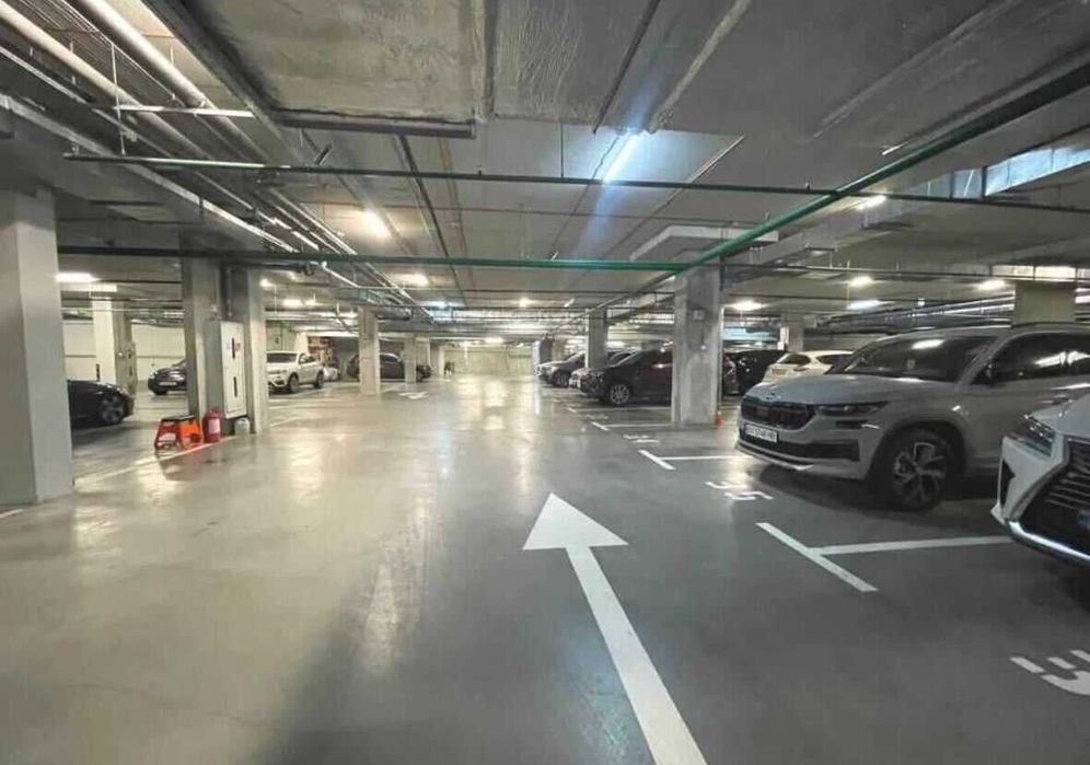 Продаж підземного просторого паркомісця з розеткою в ЖК RiverStone