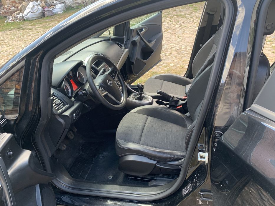 Opel astra sedan 2016- uszkodzony tył