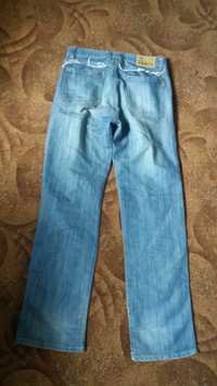 Фирменные легкие джинсы