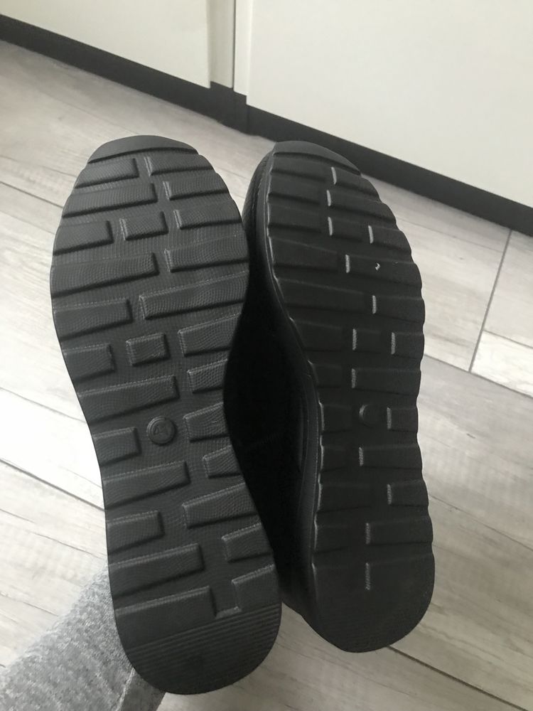 Czarne buty na koturnie botki