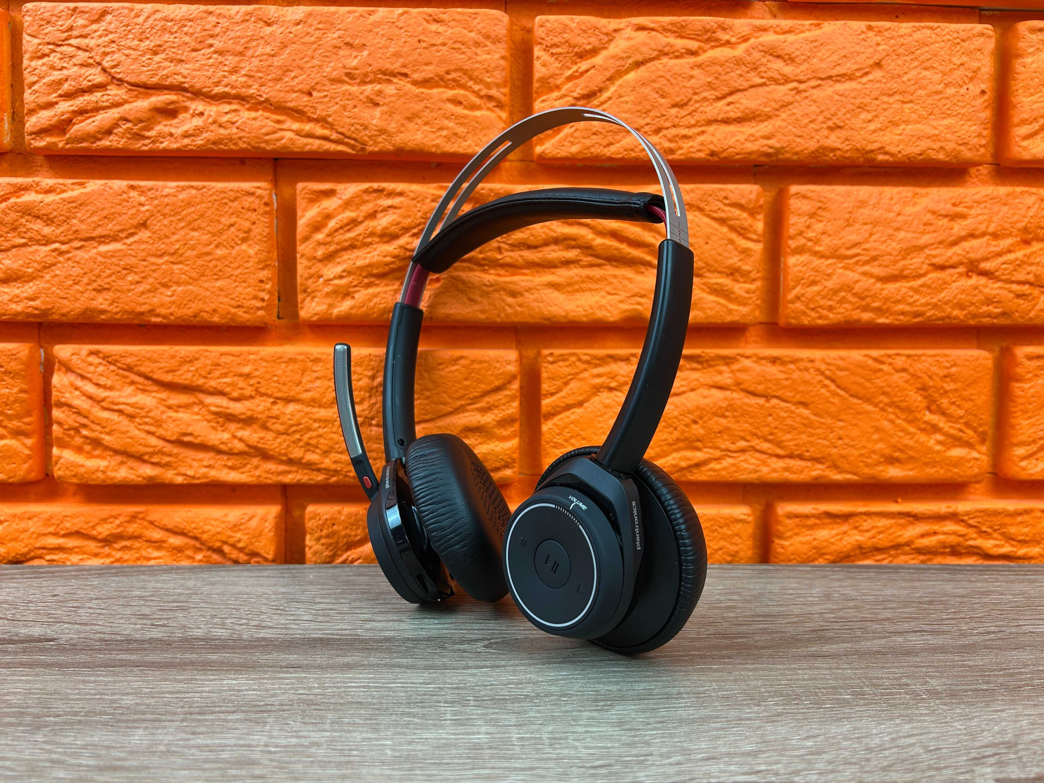 Гарнітура Plantronics Voyager B825/ Hi-Fi stereo, Bluetooth, ANC
