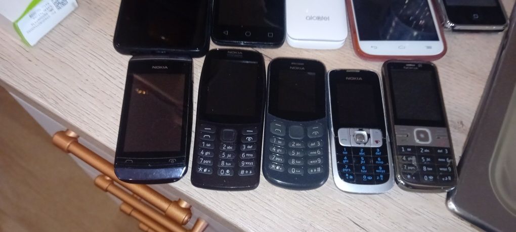 Varios telemóveis para peças  algum funciona.