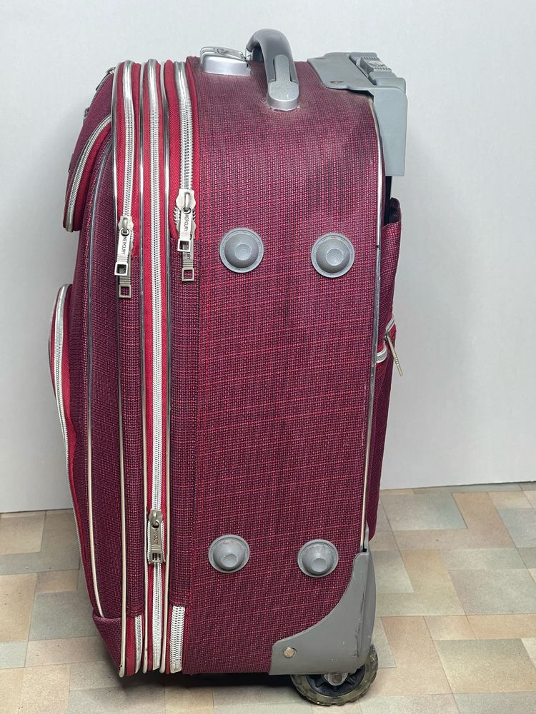 Качественный чемодан в хорошем состоянии.