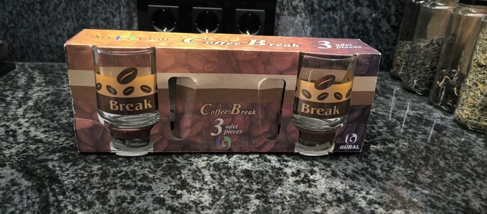 Подарункові чашки - стакани здя кави.