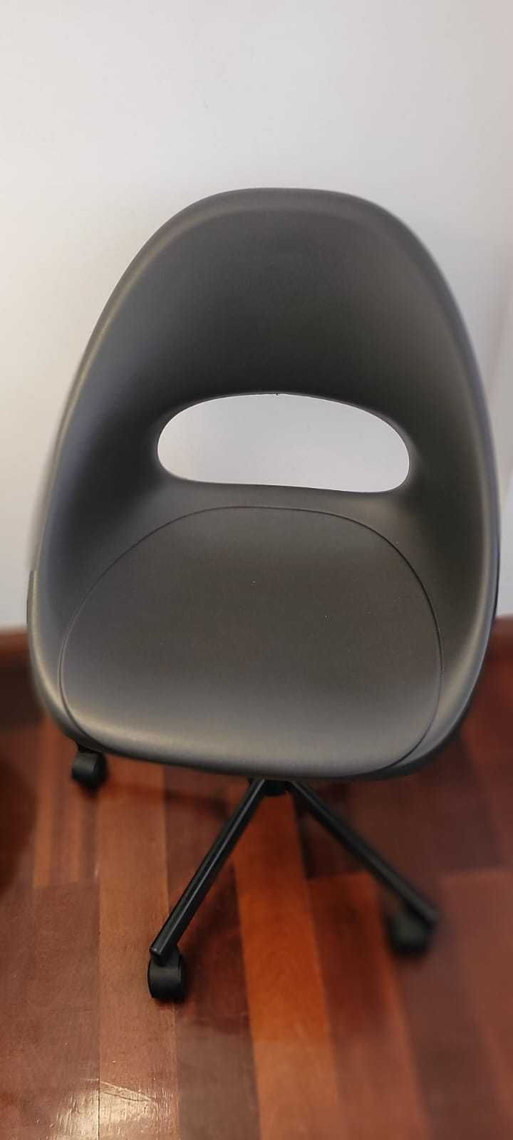 Cadeira Giratória para Escritório/Secretária - com rodas