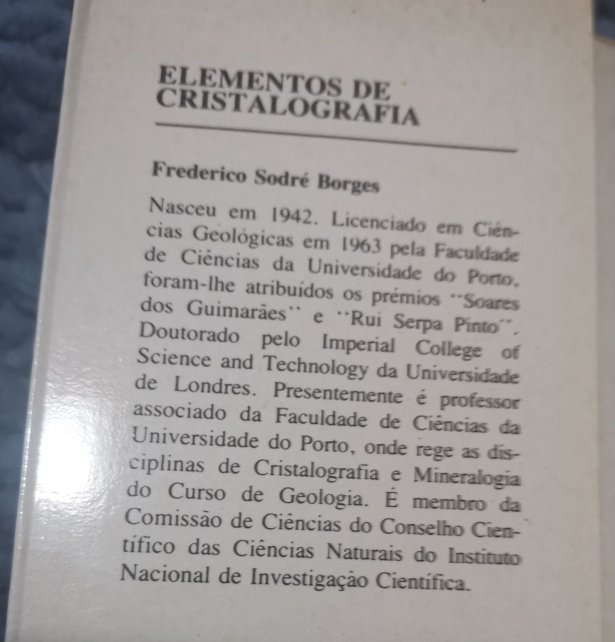 Livro universitário "Elementos de cristalografia"