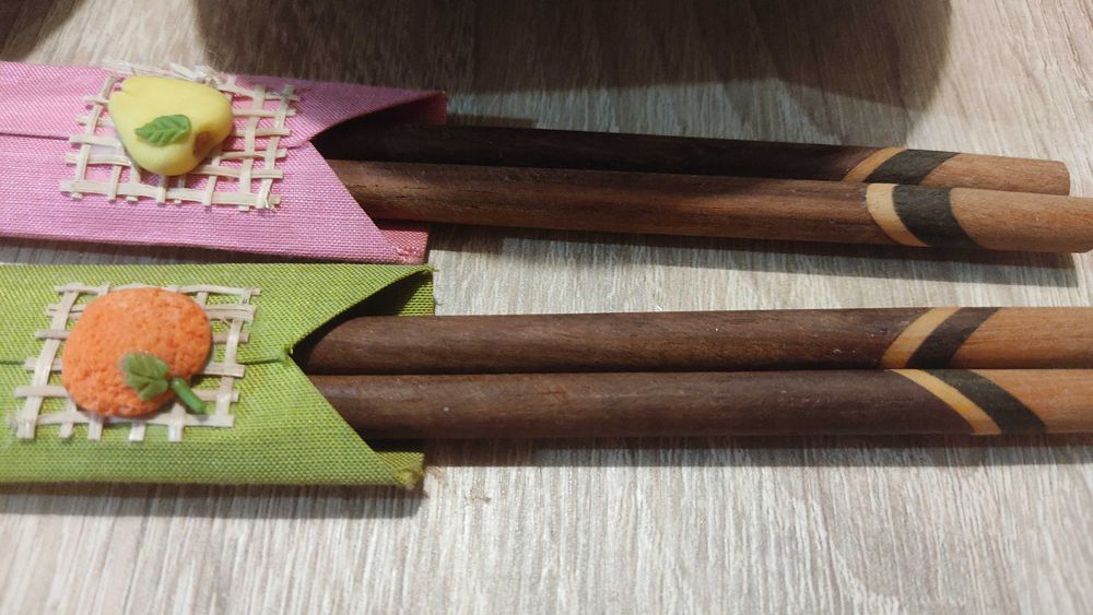 Conjunto de taças japonesas e pauzinhos