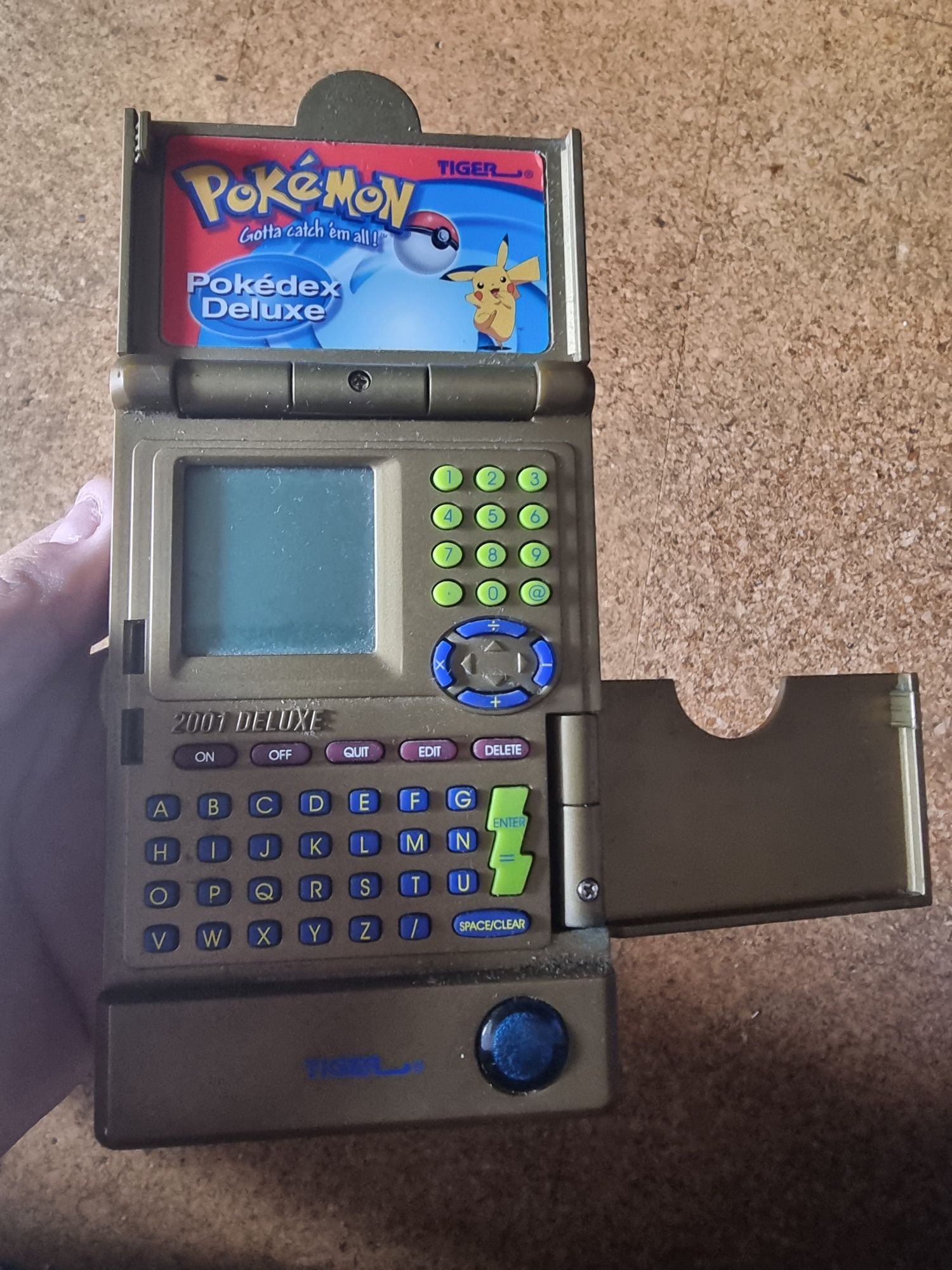Pokemon pokedex deluxe gold tiger 2001