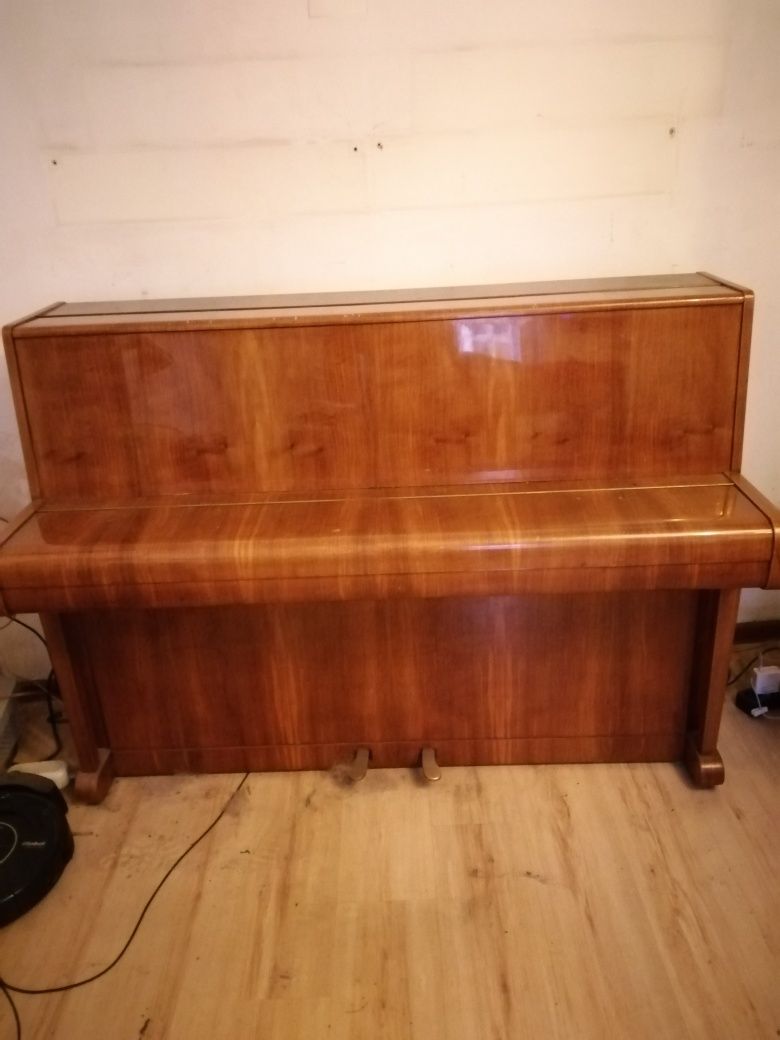Pianino Calisia w bardzo dobrym stanie.