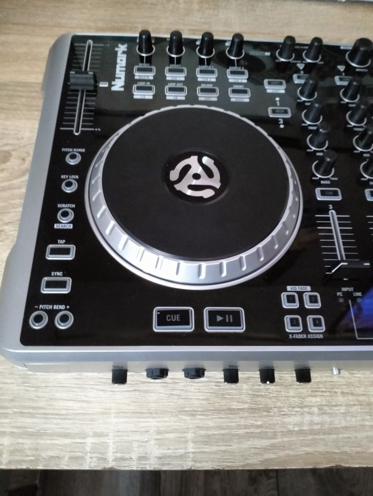 Numark N4 DJ kontroler