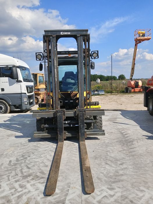 Usługi z operatorem / Wózki widłowe, podnośniki, ładowarki, wynajem