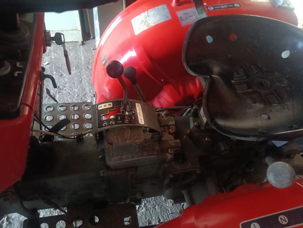 Vendo tractor Yanmar 15 CV tração simples  com fresa