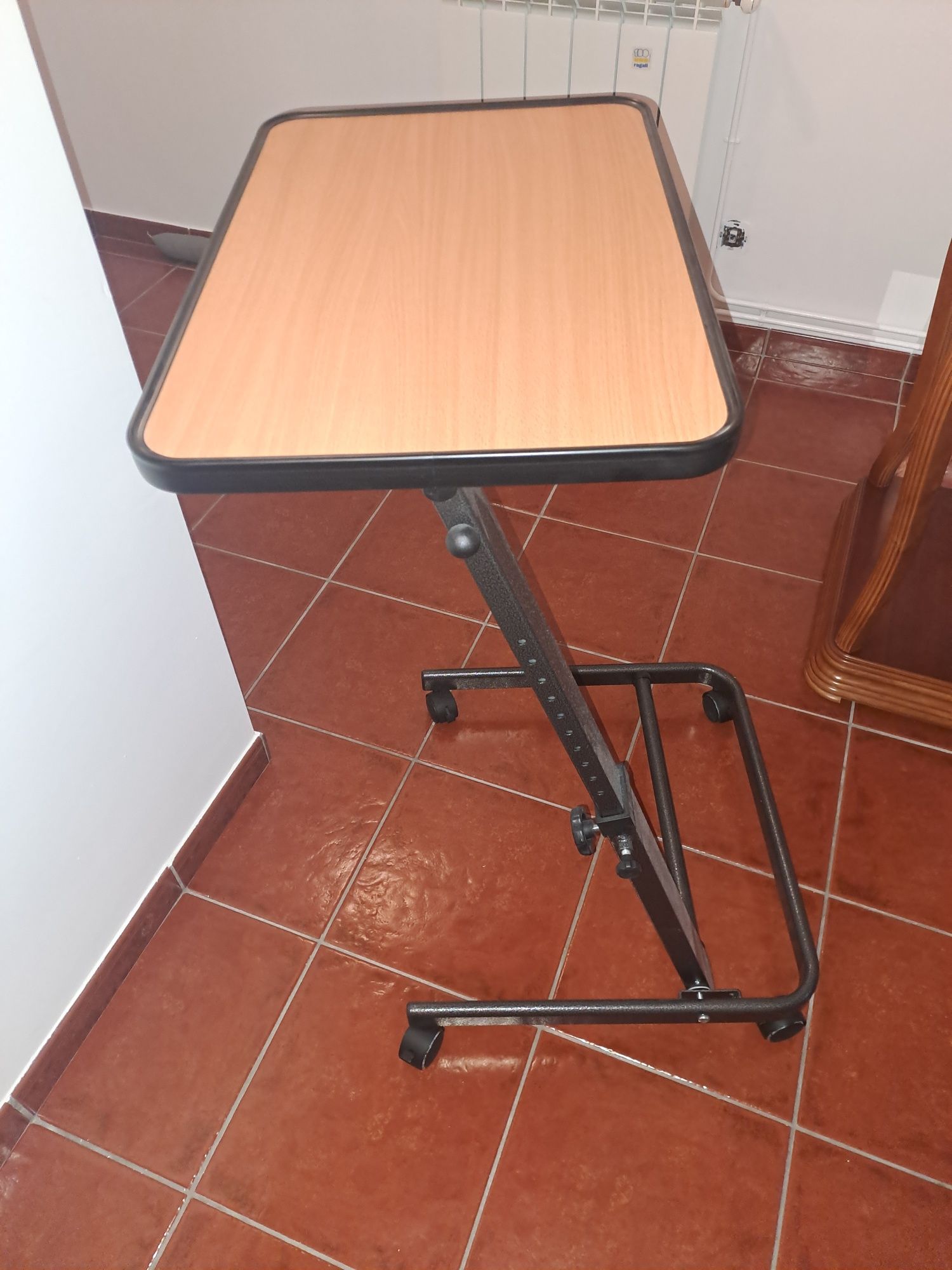 Mesa de apoio com rodas nunca utilizada
