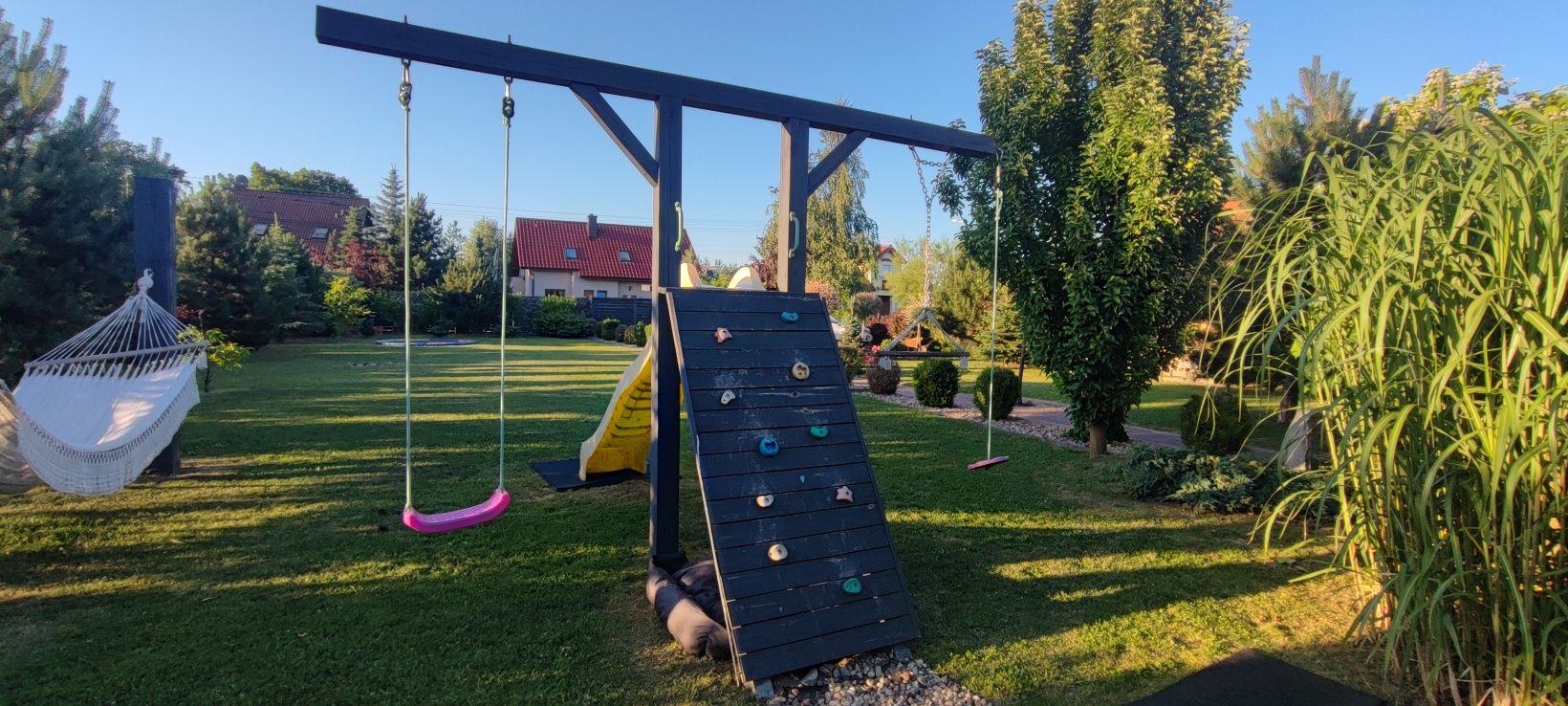 Plac zabaw, zjeżdżalnia , huśtawka, ścianka wspinaczkowa