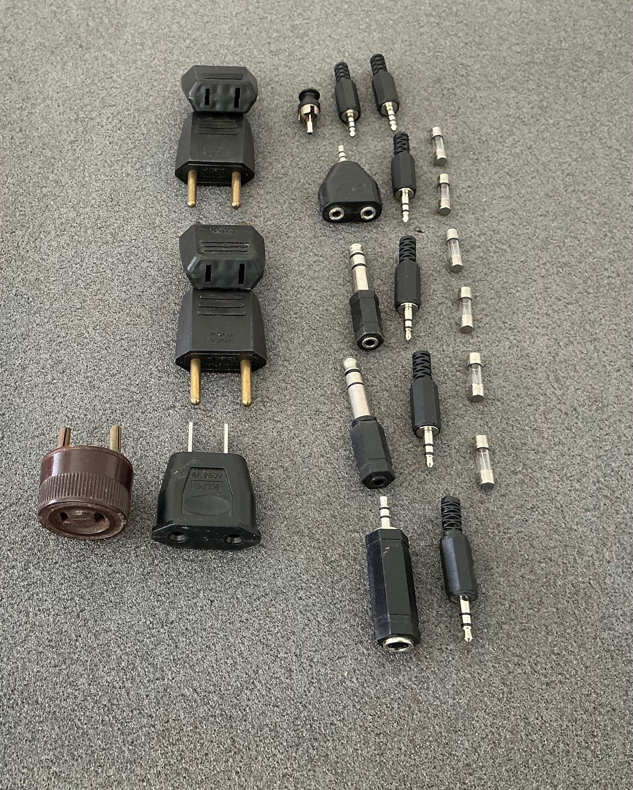 Kit com 7 fichas elétricas + 10 conectores jack áudio + 6 fusíveis