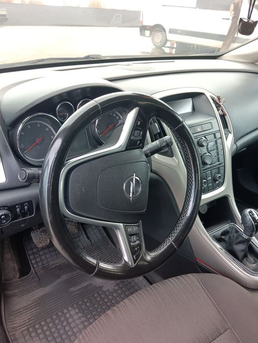 Авто Opel Astra j 2011
