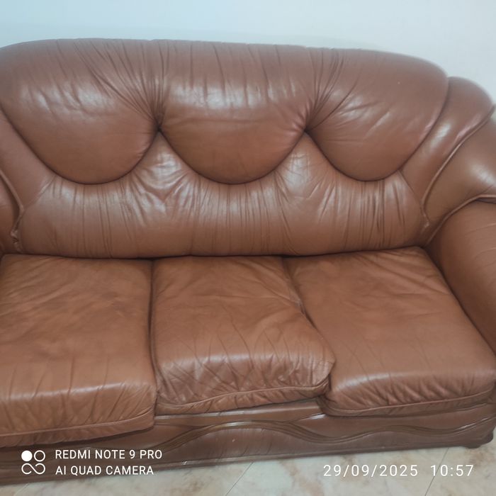 1 Sofás  usados em pele castanha e 2 poltronas