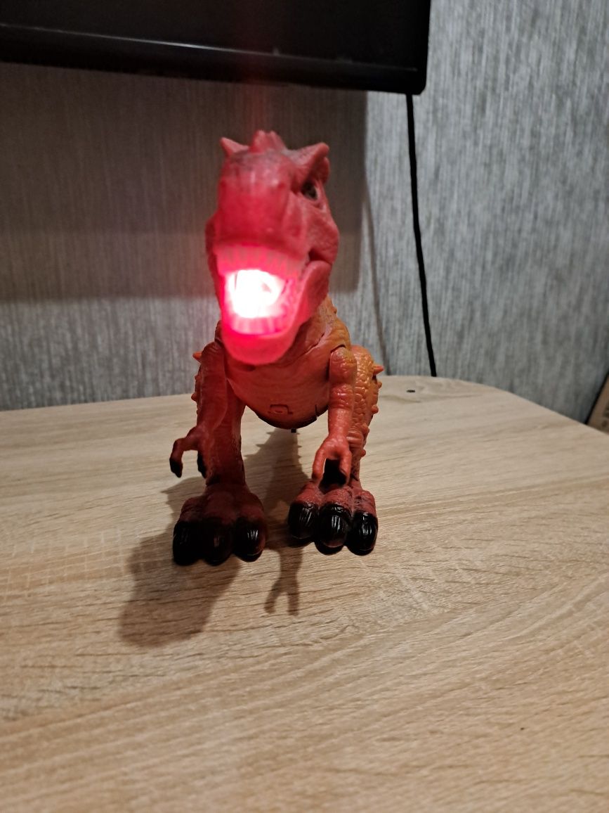 Dinozaur t-rex Tyranozaur Rex chodzi ryczy świeci