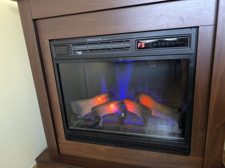 Kominek elektryczny LED z obudową z funkcją grzania