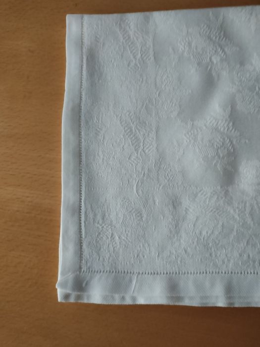 Toalha de mesa e guardanapos.