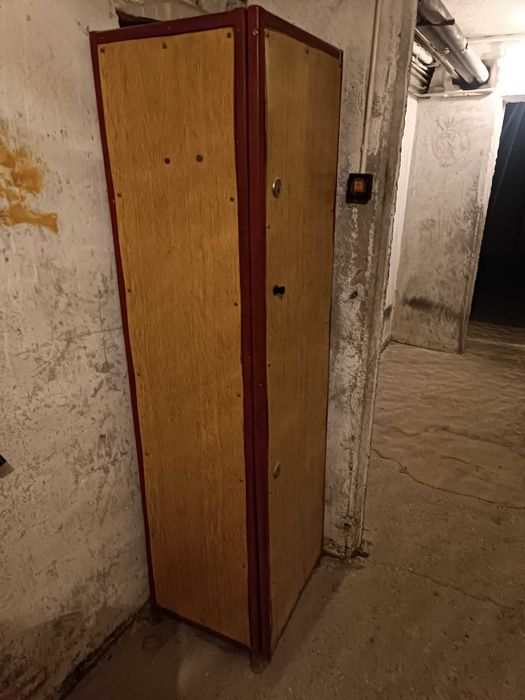 Szafa metalowa, zamykana dwa zamki.