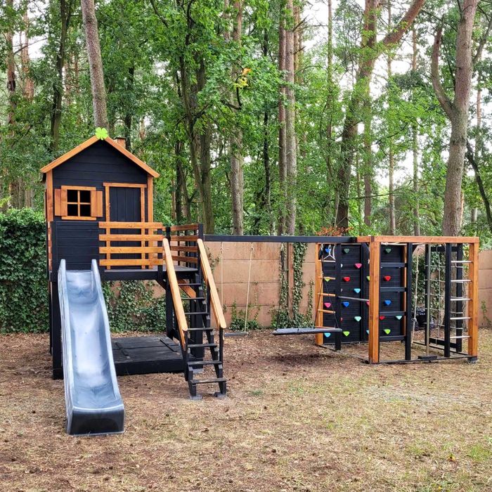 Duży plac zabaw z domkiem ,huśtawkami i małpim gajem