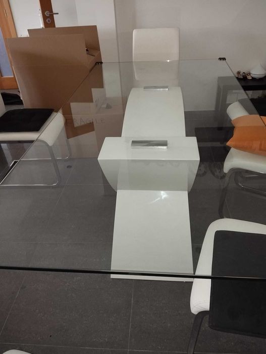 Mesa de vidro com 8 cadeiras