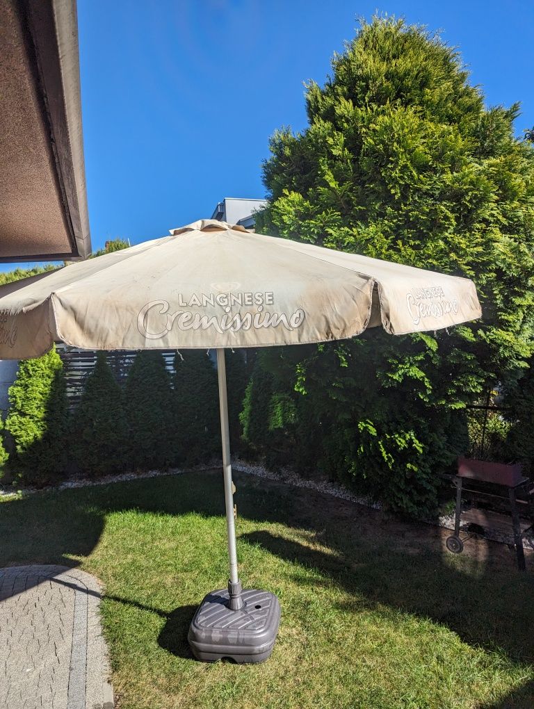 Szklany stół i parasol na taras lub ogrodu