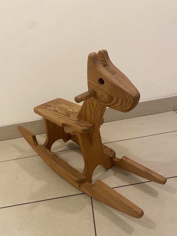 Konik drewniany na biegunach