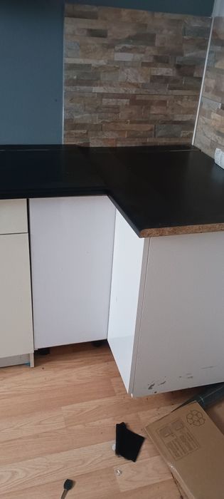 Aneks kuchenny z zlewozmywakiem oraz z szafkami wiszącymi