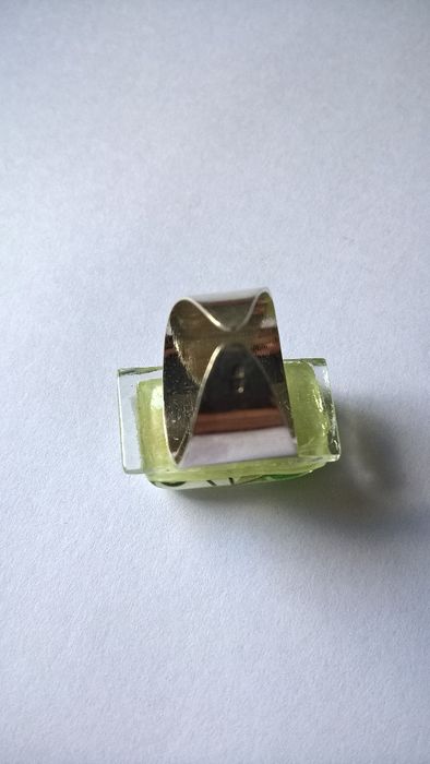 Anel com pedra de vidro Verde e Branco em prata