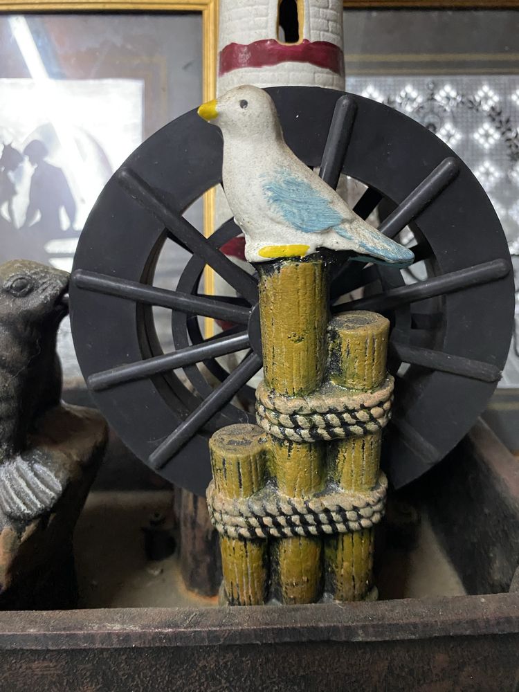Fonte de Água Decorativa com Farol e Animais Marinhos