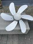 Lampa z wiatrakiem