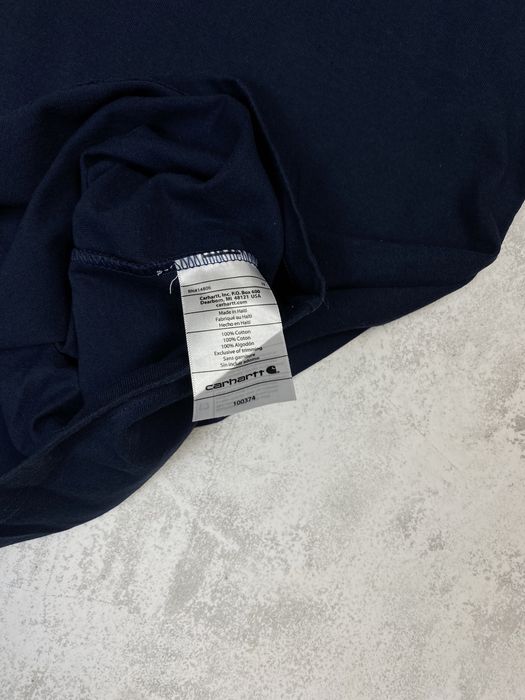 Темно-синя майка carhartt з кишенею та логотипом