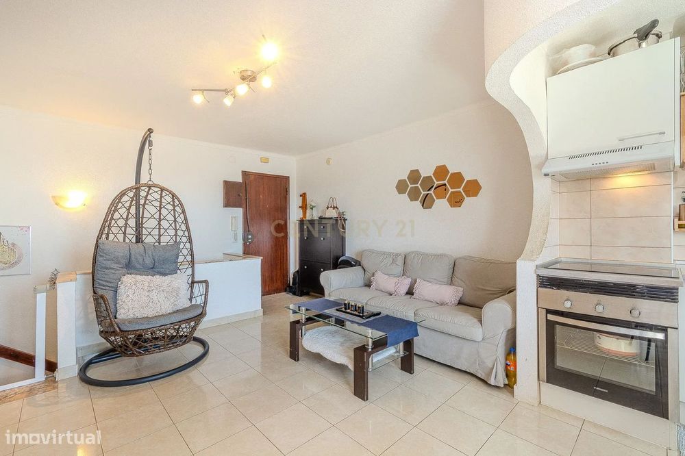 Apartamento T2 Duplex com Piscina e Vista Desafogada em Albufeira