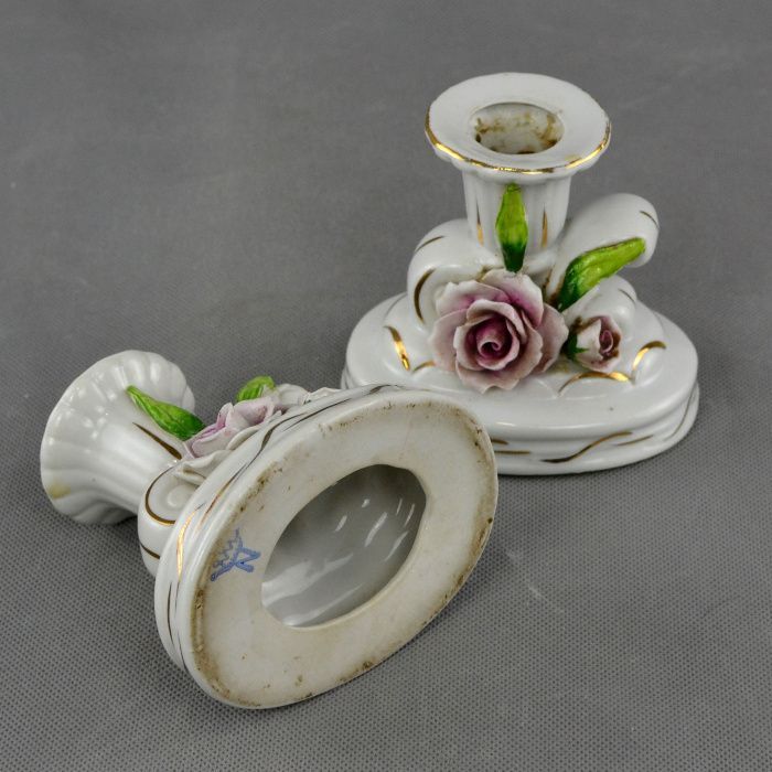 Par de Castiçais em Porcelana Europeia Decoração relevada com flores