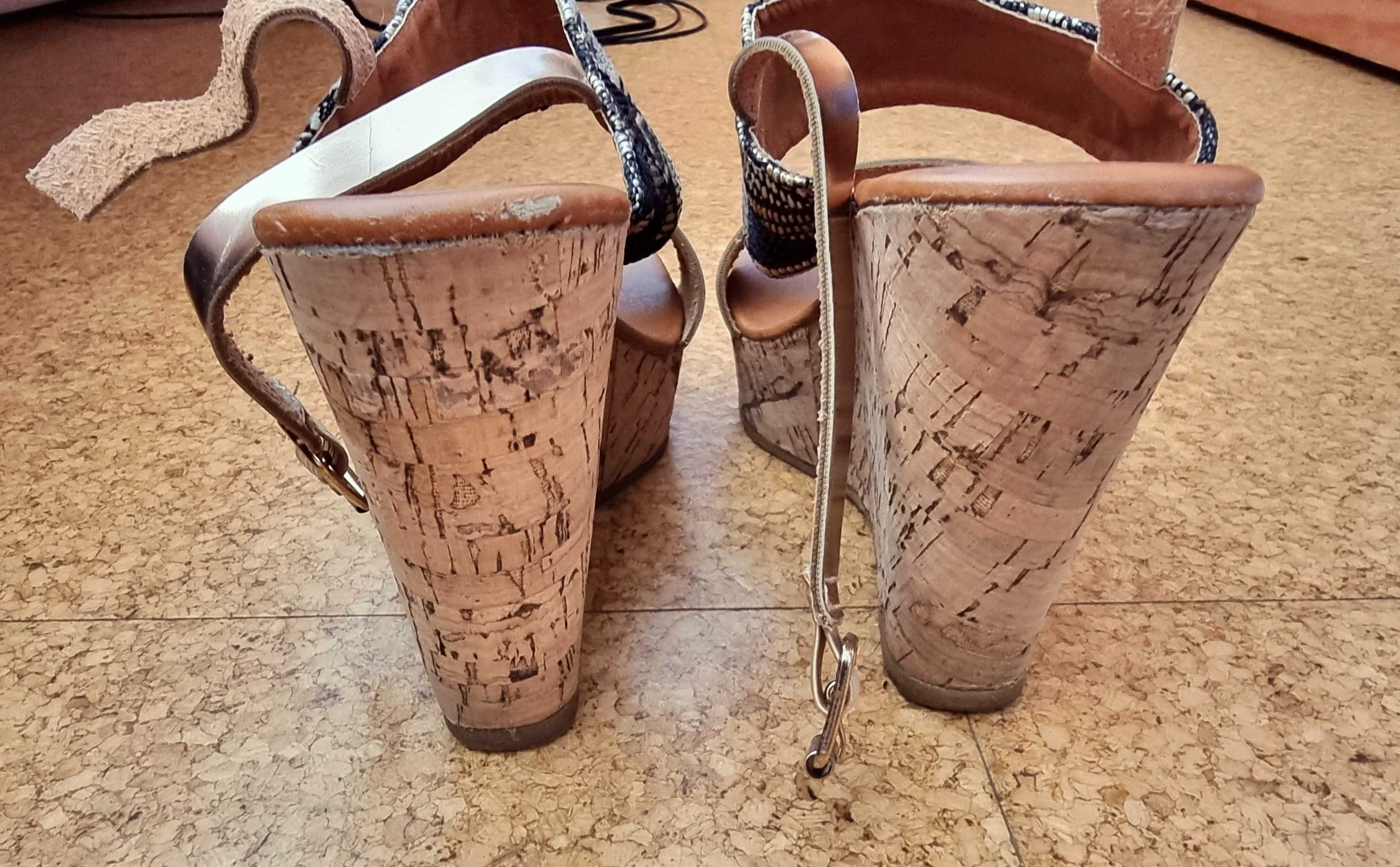 Sandálias de cunha com detalhes