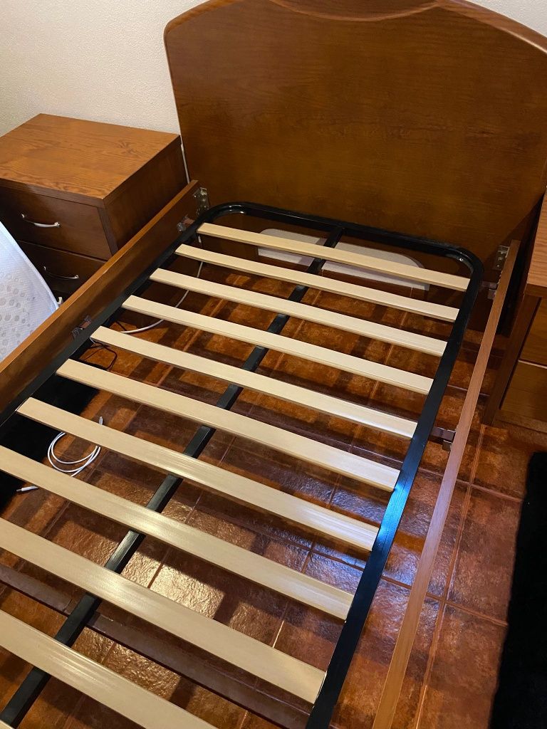 Cama solteiro, 2 mesas de cabeceira, colchão