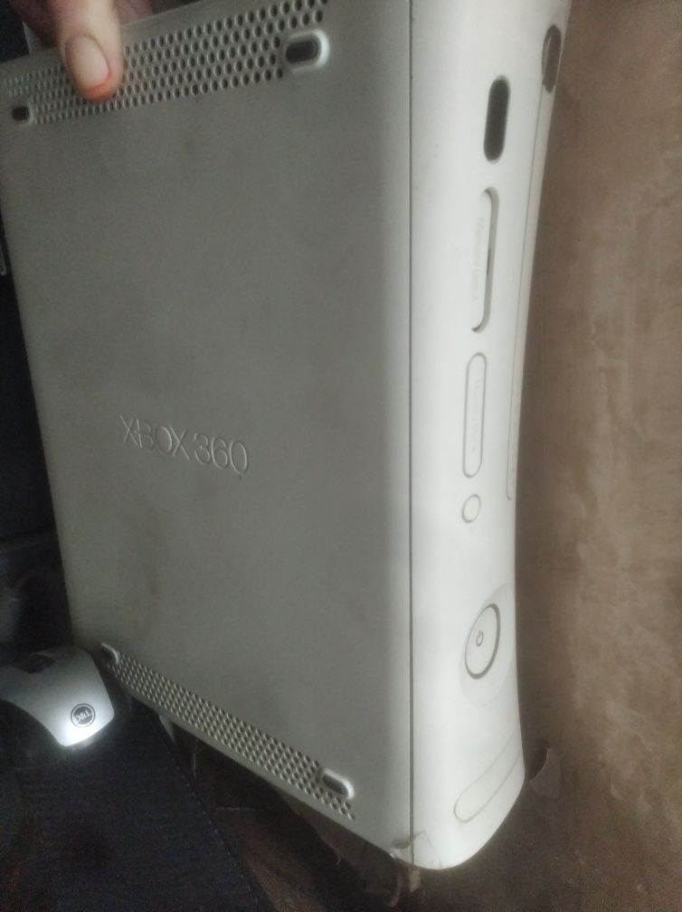Продам укомплектованный Xbox 360