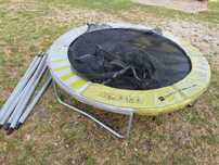 Trampolina Domyos 240cm Decathlon z ochraniaczem i siatką.