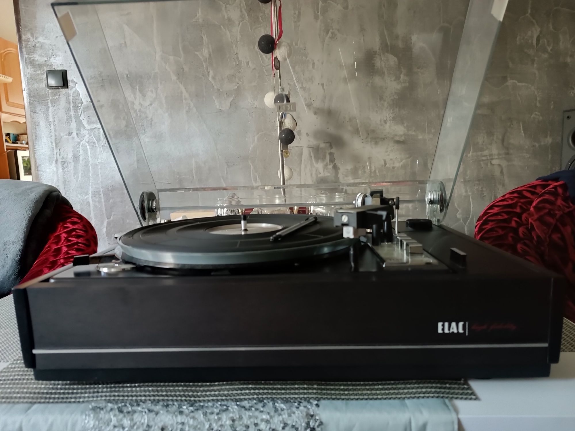 Sprzedam gramofon marki Elac 770h..