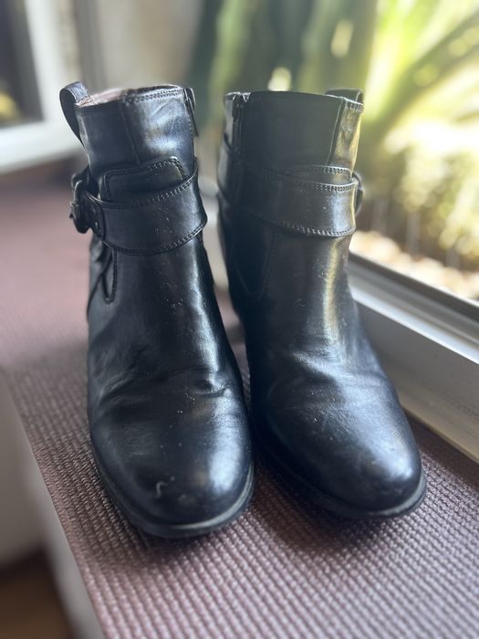 Botins Pretos com Fivela Metálica