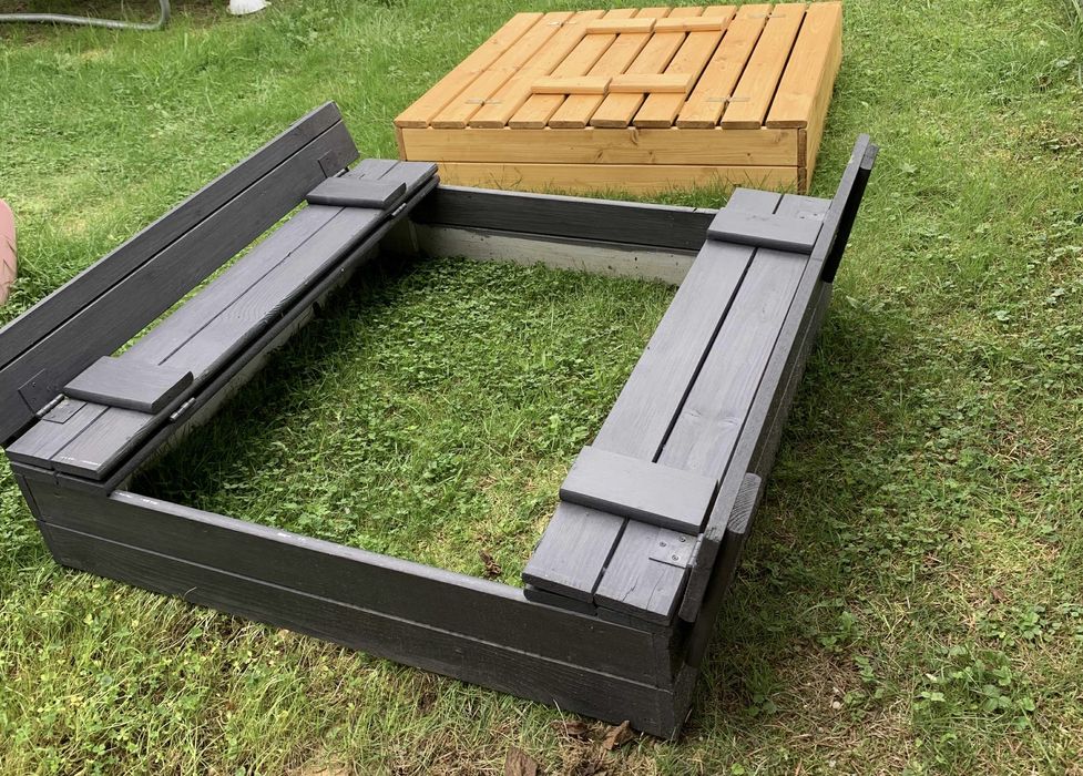 Drewniana piaskownica dla dzieci – zamykana z ławeczkami