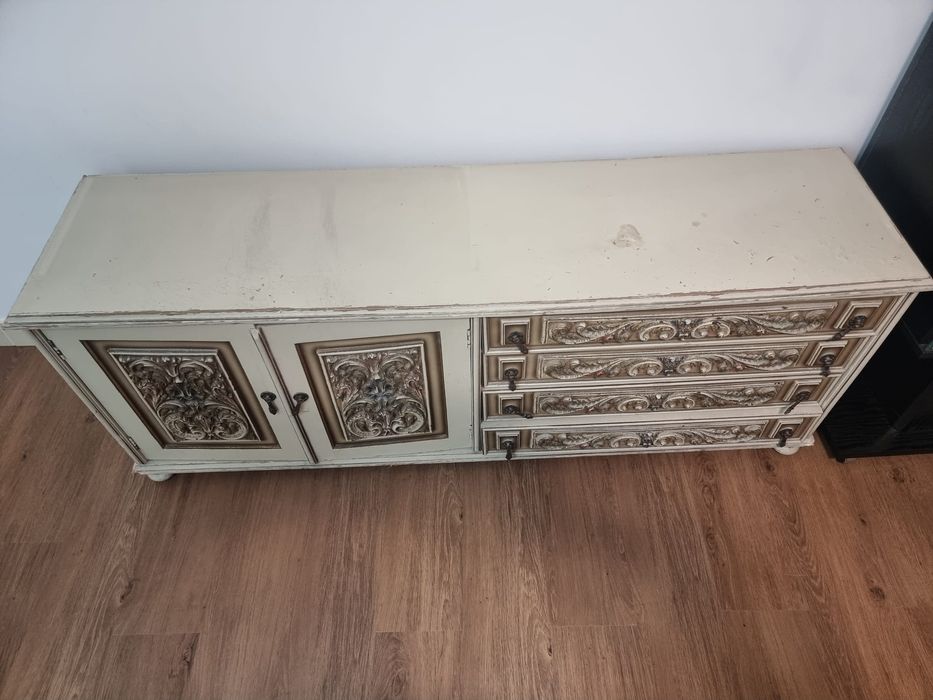 Móvel antigo em bom estado