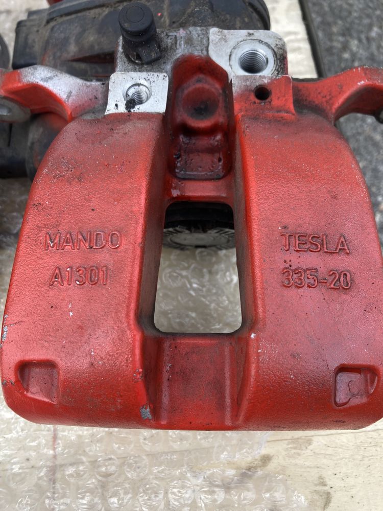 Супорта с колодками и тормозные диски Tesla Model 3