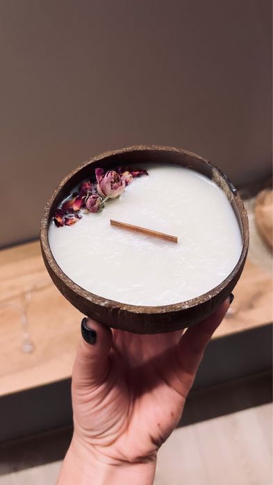 Świeca Sojowa w Łupinie Kokosu – Zapach Róża