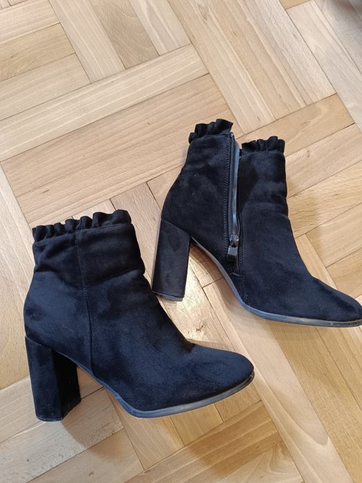 Zamszowe botki na słupku 39